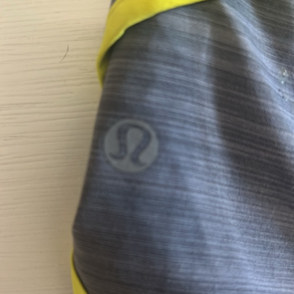 Lululemon speed up shorts . Size 6 - Picture 2 of 4